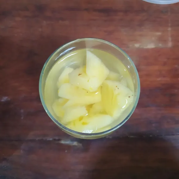 Masukkan ke dalam gelas saji.