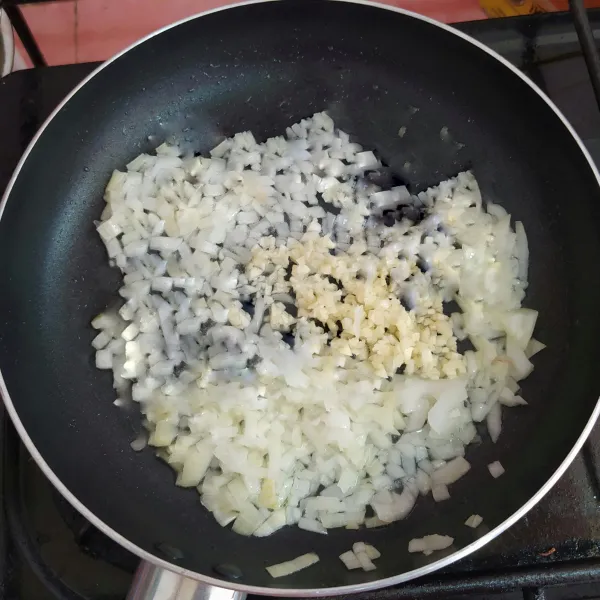 Tumis bawang bombay dan bawang putih hingga harum.