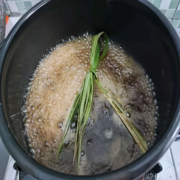 Rebus semua bahan kuah gula aren, rebus hingga mendidih dan gula larut kemudian matikan api.