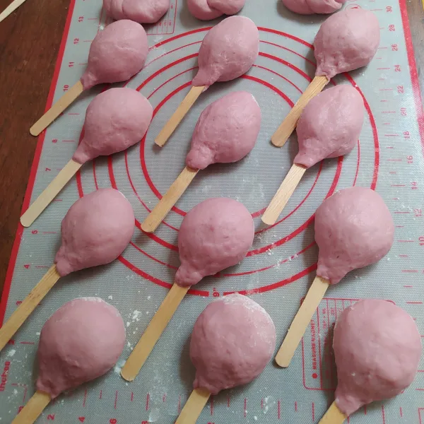 Tusuk dengan stik es krim, rapikan.
Biarkan mengembang selama ± 30 menit.