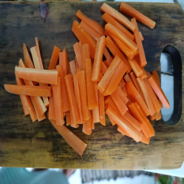 Potong wortel, sisihkan.