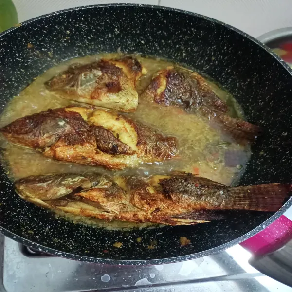 Masukkan ikan, masak sebentar agar bumbu teresap ke dalam daging ikan.