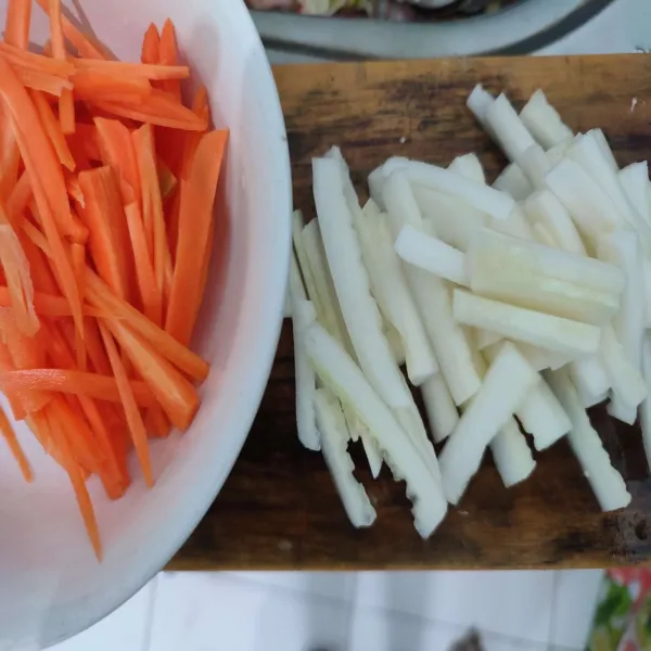 Potong wortel dan timun berbentuk korek, kemudian sisihkan.