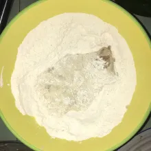 Balurkan ayam ke dalam tepung kering, sambil dipijat-pijat dan dicubit supaya keriting.