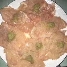 Lumuri dengan bawang halus, garam, merica dan penyedap. 
Remas dan ratakan.