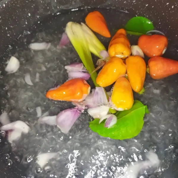 Lalu masukkan cabe rawit, bawang merah, daun jeruk dan serai.