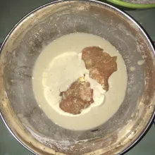 Celupkan ayam ke dalam tepung basah, sampai terlumuri seluruh permukaannya.