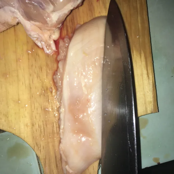 Fillet ayam, pukul-pukul dengan punggung pisau supaya serat putus.