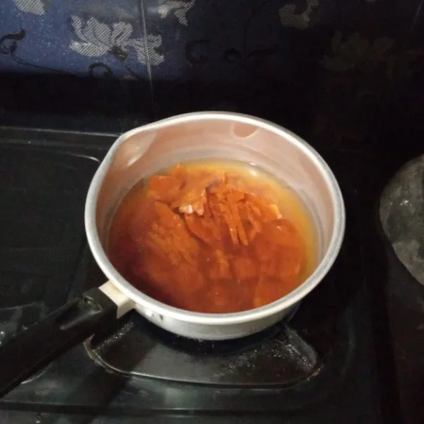 Masukkan gula merah dan 300 ml air ke dalam panci, masak hingga gula larut saja, tidak perlu sampai mendidih, kemudian saring.