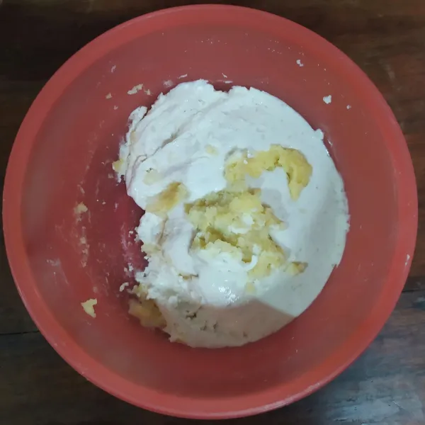 Campur tepung ketan, tepung beras, gula dan garam. 
Masukkan air hangat sedikit demi sedikit sambil diuleni. 
Masukkan kentang tumbuk, lanjut uleni sampai kalis.