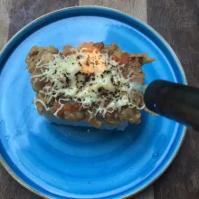 Beri topping keju mozzarella parut. 
Lalu torch.
Sajikan.