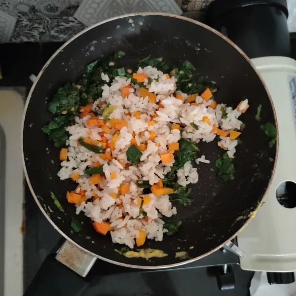 Masukkan nasi dan mix vegetable, bumbui dengan kaldu jamur, campurkan. 
Koreksi rasa.