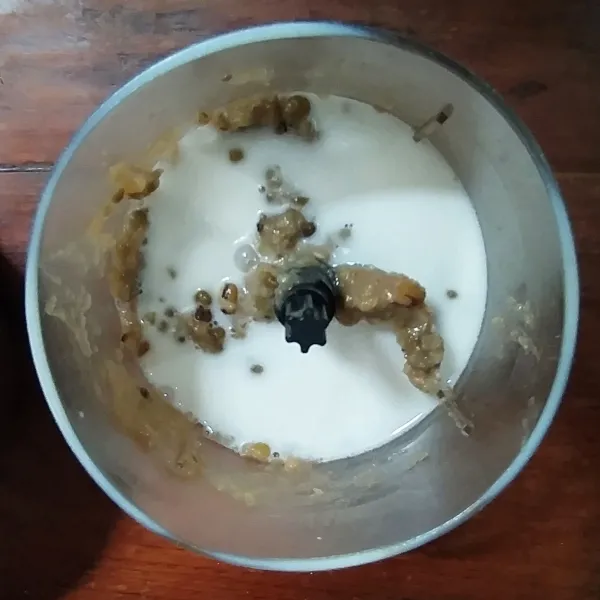 Blender kacang hijau bersama santan hingga halus.