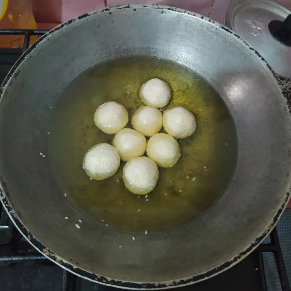 Tuang minyak di wajan, setelah agak hangat masukkan onde-onde secukupnya. 
Aduk dengan sumpit.