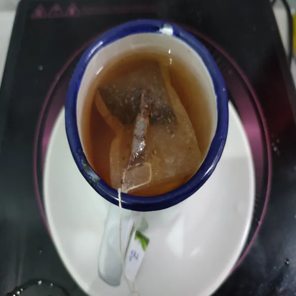 Seduh teh dengan air panas, biarkan hingga warnanya pekat.