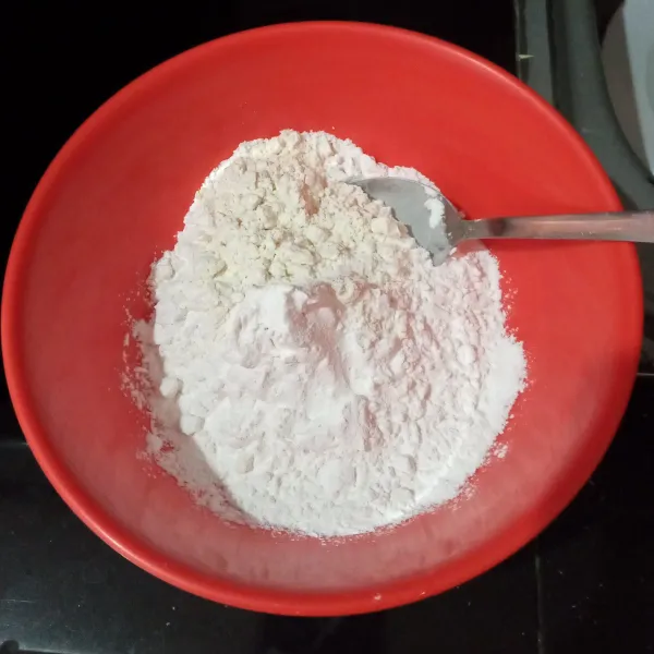 Campur tepung tapioka, tepung terigu dan garam lalu aduk rata.