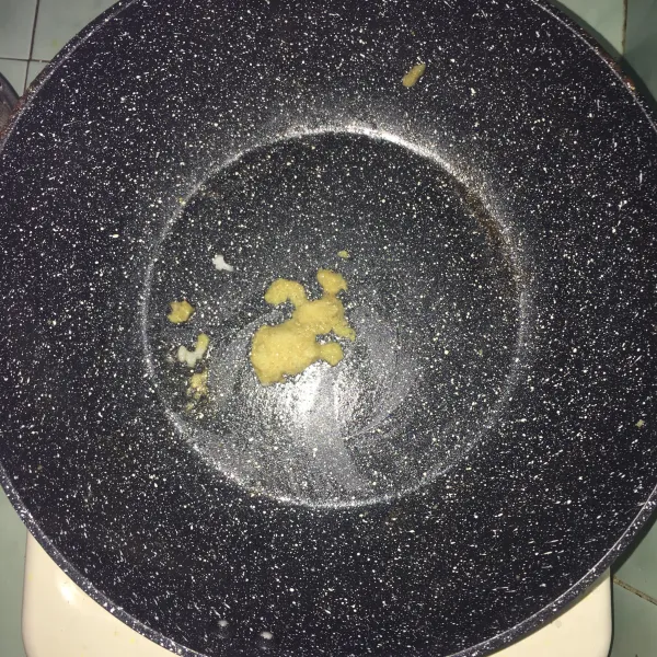 Tumis bawang merah dan bawang putih halus dengan margarin.