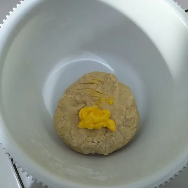 Tambahkan margarin, aduk menggunakan tangan hingga adonan kalis.