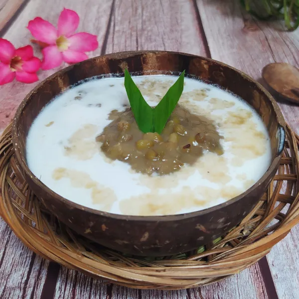 Sajikan bubur kacang hijau dengan siraman kuah santan.