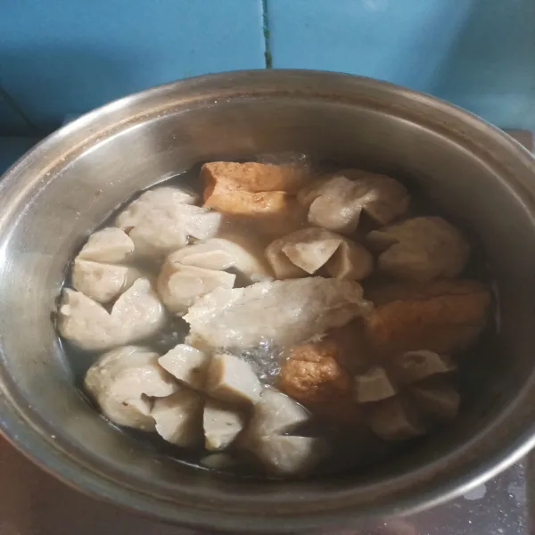 Didihkan air, masukkan bakso dan bakso tahu.