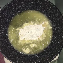 Goreng ke dalam minyak yang sudah dipanaskan sampai cokelat keemasan.