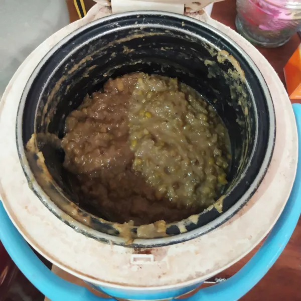 Rebus kacang hijau hingga menjadi bubur.
Beri gula pasir, garam.