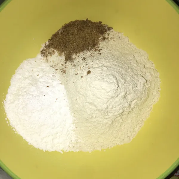 Buat adonan tepung kering. 
Sisihkan 1/3 bagian tepung kering untuk ditambahkan air, disarankan tekstur kental supaya bisa menempelkan tepung lebih banyak.