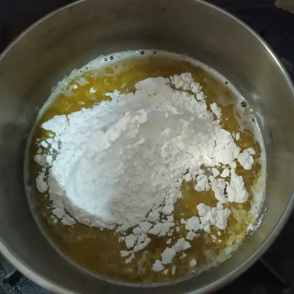 Rebus air dan margarin, setelah mendidih masukkan tepung terigu dan garam. 
Aduk rata. 
Matikan api.