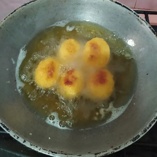Celupkan ke kocokan telur lalu baluri dengan tepung panir. 
Goreng hingga kuning keemasan. 
Angkat dan sajikan.