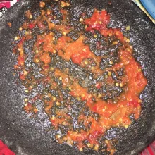 Goreng bawang sebentar saja dalam minyak panas. 
Lalu ulek semua bahan sambal.
Siram dengan minyak panas 3 sdm. 
Koreksi rasa.