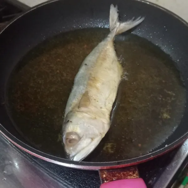Goreng ikan peda asinnya terlebih dahulu.