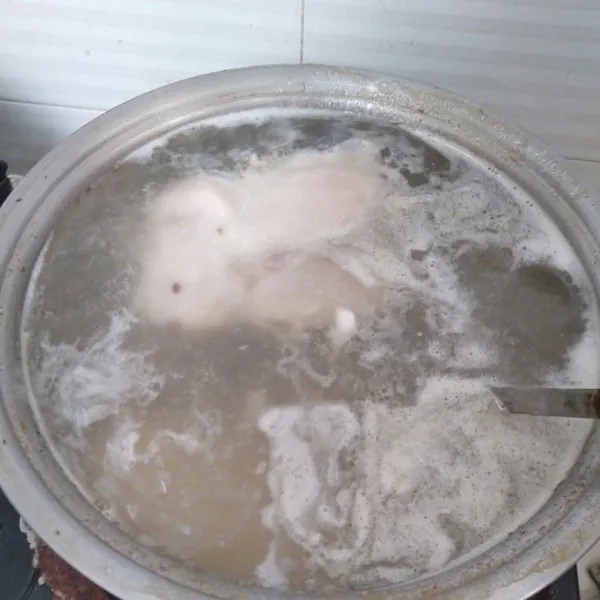 Didihkan 3500 ml air lalu masukkan tulang ayam dan masak hingga mendidih dan kaldu keluar.