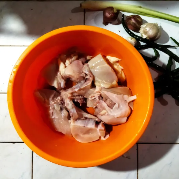 Potong-potong ayam lalu cuci, kemudian beri air perasan jeruk nipis dan garam. 
Remas-remas, kemudian diamkan selama 30 menit, lalu bilas hingga bersih.