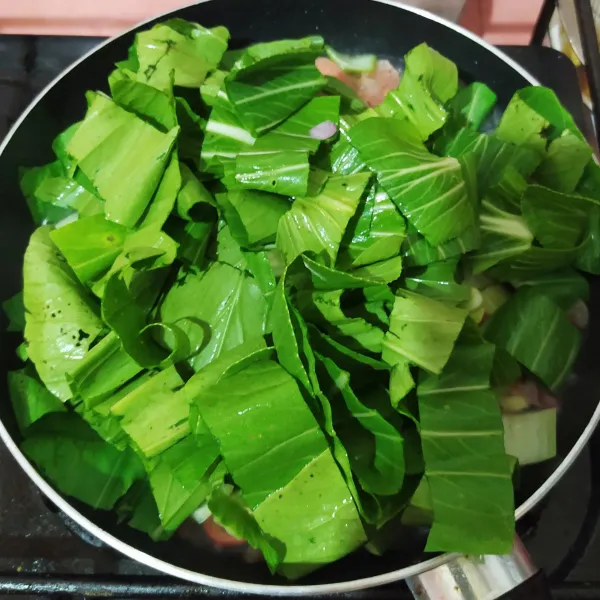 Tuang air lalu masukkan pokcoy. 
Bumbui garam, gula dan kaldu jamur.