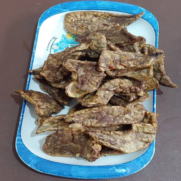 Panaskan minyak, goreng paru sampai kecokelatan.