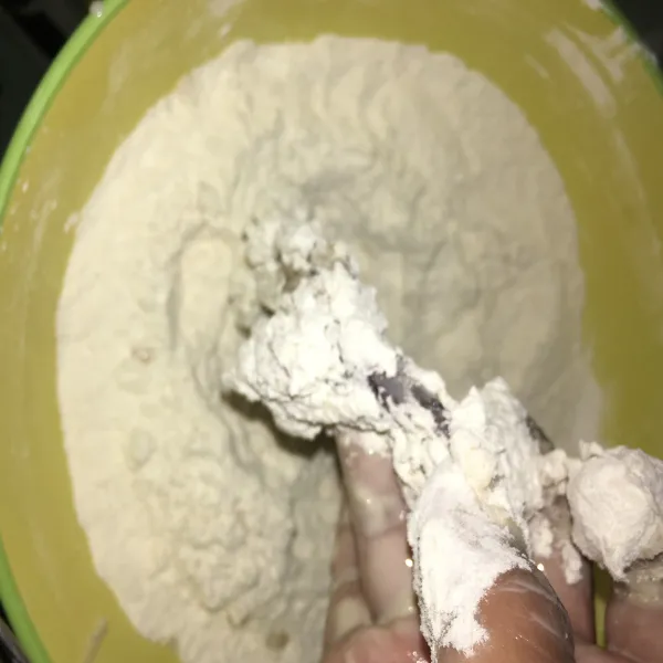 Kemudian balurkan kedalam adonan tepung kering, sambil ditekan dan dicubit supaya keriting.