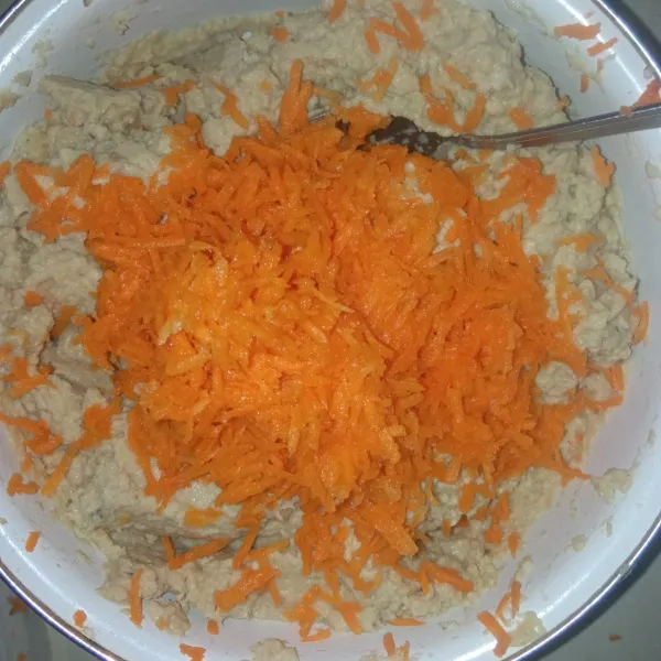 Haluskan tempe, udang, telur dan air hingga lembut. 
Tambahkan parutan wortel.