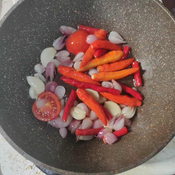 Goreng bawang merah, bawang putih, cabe dan tomat selama 2 menit.