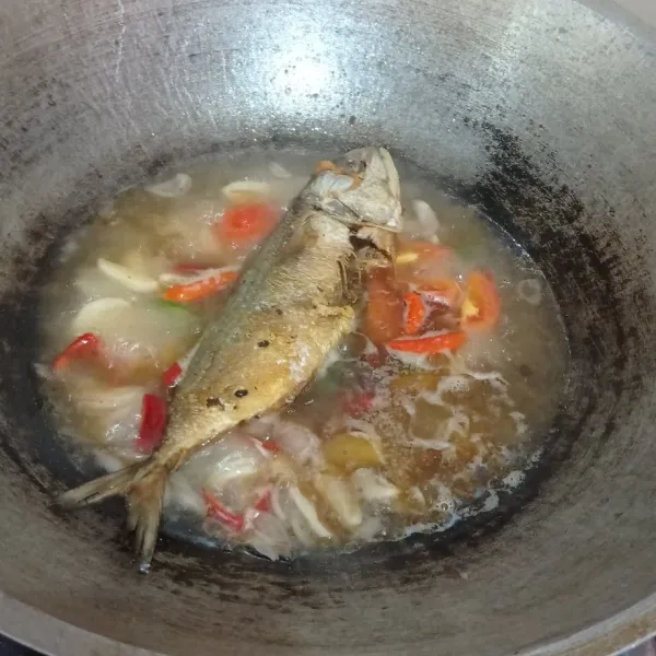 Disusul ikan peda asin, gula pasir, garam dan air asem jawa.