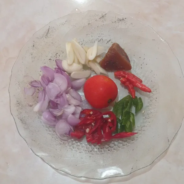 Siapkan bahan lainnya.