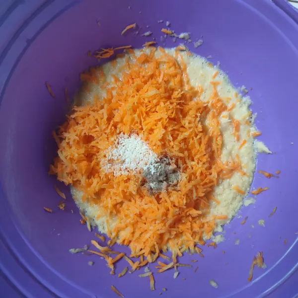 Masukkan ke dalam wadah, tambahkan wortel parut, kaldu jamur dan lada bubuk, aduk rata.