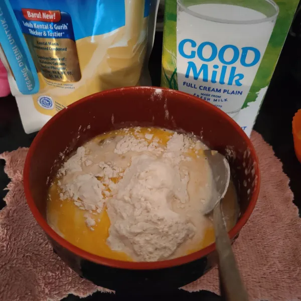 Campurkan tepung serba guna dan gula, kemudian masukkan kocokan telur dan susu, aduk hingga merata dan adonan lembut.