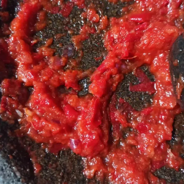 Haluskan cabe merah, cabe merah keriting, tomat, kemiri, bawang merah, bawang putih, jahe.