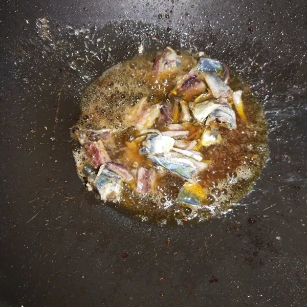 Kemudian goreng ikan klotok, angkat dan tiriskan.