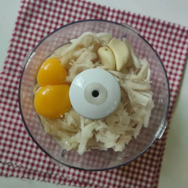 Chopper jamur, telur dan bawang putih.