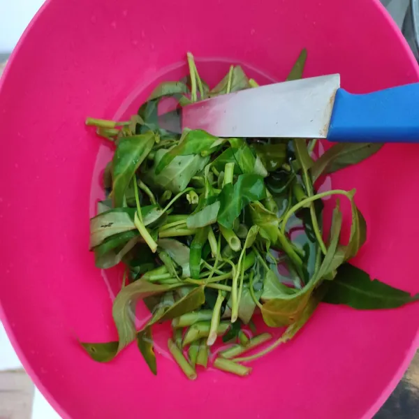 Siangi dan cuci bersih sayur kangkung, sisihkan.