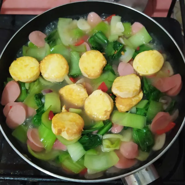 Setelah pokcoy empuk, masukkan tofu. 
Beri tepung maizena yang sudah diencerkan dengan air, aduk sampai kuahnya mengental.