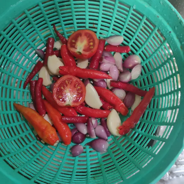 Cuci bersih bawang merah, bawang putih, cabe dan tomat.