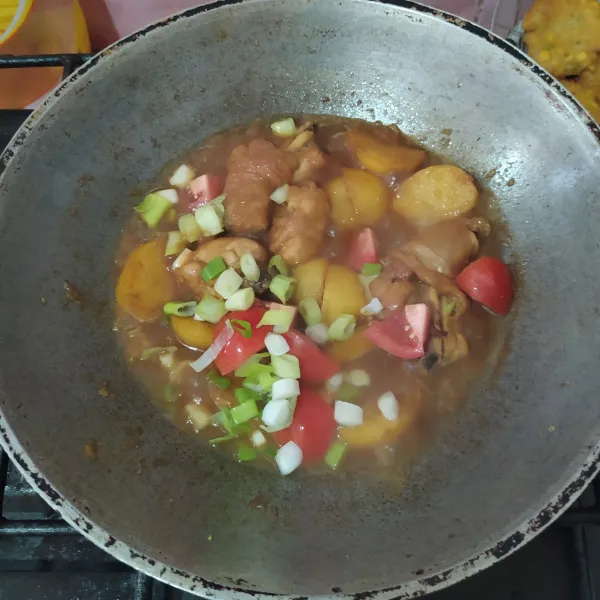 Masukkan tomat dan daun bawang prei, aduk lalu angkat.