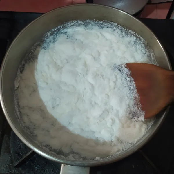 Campur puding susu dengan air, aduk terus sampai mendidih.